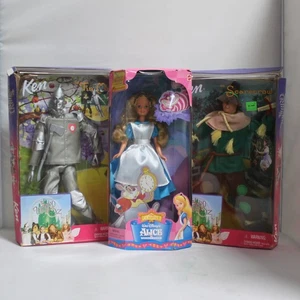 Lote de 3 muñecas Barbie: Tin Man, Spantapájaros y Alicia - Imagen 1 de 5