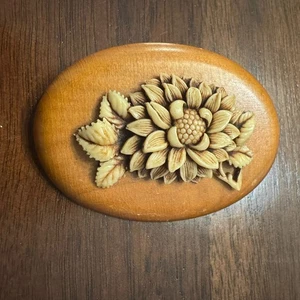 Spilla vintage fiore in celluloide intagliato con base in legno e spilla USA - Foto 1 di 2