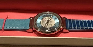 Reloj para mujer Isaac Mizrahi Live azul y plateado.  NUEVO en caja - Imagen 1 de 10