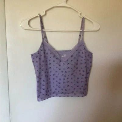 Camiseta sin mangas Hollister púrpura floral recortada, ribete de cuello de encaje, talla S Foto 1 de 3