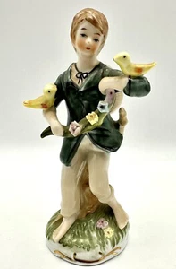 Estatuilla vintage pintada a mano de niño con pájaros y flores - Imagen 1 de 5