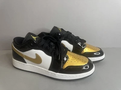 Air Jordan 1 Low SE (GS) Black Gold Toe DR6970-071 Size 7Y - Image 1 of 4