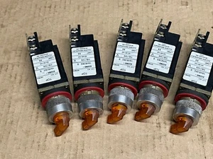 Allen Bradley 800MR-16HX2BS amber 2 position selector switch illuminated NO BULB - Picture 1 of 3