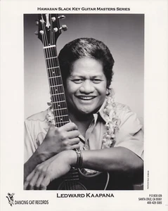 1997 Press Photo Hawaiian Musician and Guitarist Ledward Kaapana - Picture 1 of 2
