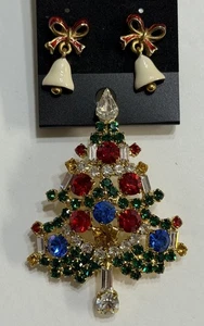 Funkelnde österreichische Kristall Weihnachtsbaum Brosche mit Glocke Ohrringe - Bild 1 von 6