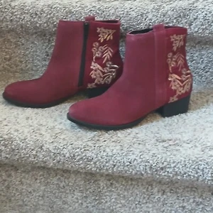 REDUCED PRICE!! Wm Red Suede Ankle Boots with Gold Embroidery Zip Close Size 6 - Picture 1 of 10