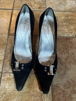 Zapatos de tacón alto BCBG para mujer 7,5 usados una vez gamuza negra con detalles de hebilla plateada Foto 1 de 3