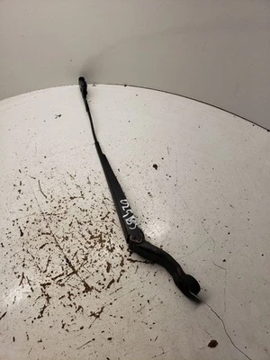 Brazo limpiaparabrisas trasero de vidrio usado se adapta a: Chevrolet Malibu 2009 grado A Foto 1 de 4