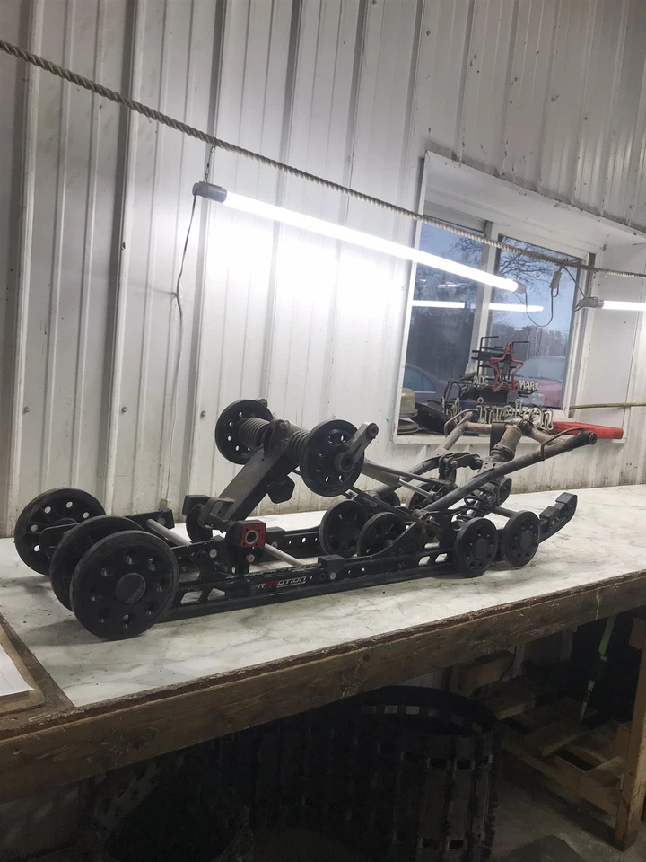 19 Ski-Doo Renegade Adrenaline 900 Ace Turbo 137" carro de deslizamiento suspensión trasera  Foto 1 de 4