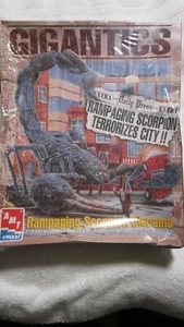 VINTAGE 1996 AMT ERTL GIGANTICS RAMPAGING SCORPION DIORAMA MODEL KIT - Picture 1 of 2