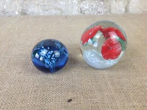 2 decorative Glass paper weights - Picture 1 of 13