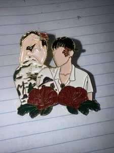 Pin Of Men And Red Flowers - Bild 1 von 6