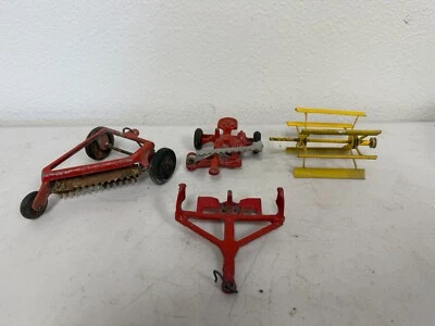 Lote de 3 implementos de tractor de granja rastrillo de heno entrega lateral OLIVER de juguete vintage de los años 50 Foto 1 de 4