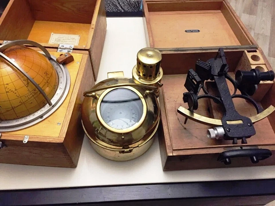 Bússola para barco naval KT-M1M latão magnético anos 60 século XX EUA USR União Soviética - Imagem 1 de 4