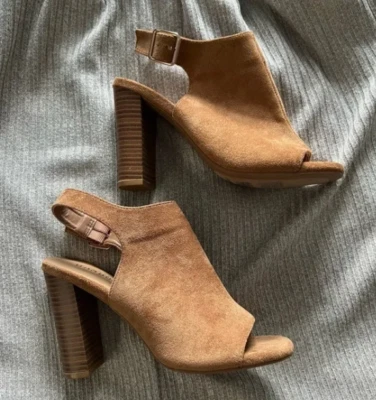 Zapatos de tacón apilados de gamuza sintética con honda y punta abierta de bambú color camel nuevos sin caja Foto 1 de 4