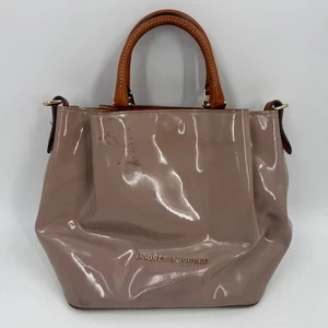 Dooney & Bourke Lackleder Mini Barlow Taupe Handtasche Schultertasche - Bild 1 von 19
