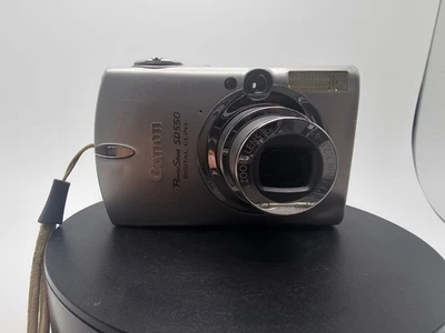 Câmera Digital Canon PowerShot ELPH SD550 Prata Flash Lcd Problema Testado - Imagem 1 de 4