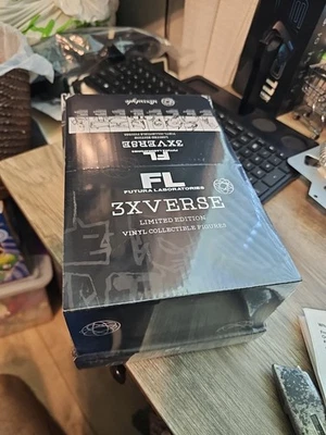 8 FUTURA 2000 劳动 3XVERSE 3 英寸收藏品雕像-完整盒 — 第 1/4 张图片