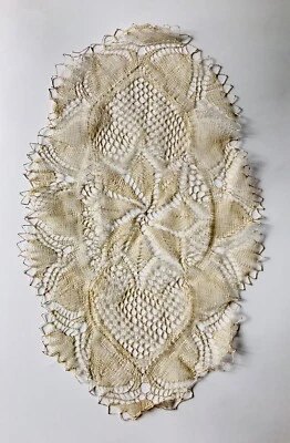 Napperon ancien en lin ajouré crocheté à la main - Photo 1/2