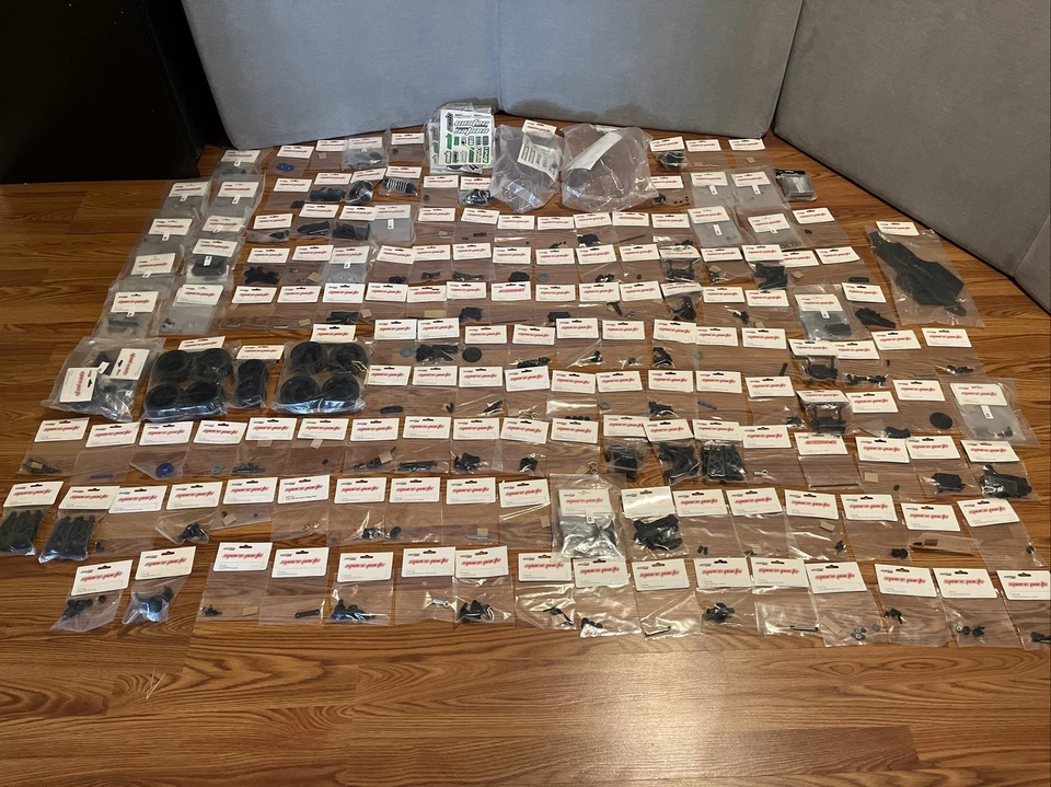 Caster Racing Fusion 遥控哈士奇 2WD S10B 零件套装 192 包车身轮胎 + 更多 — 第 1/4 张图片