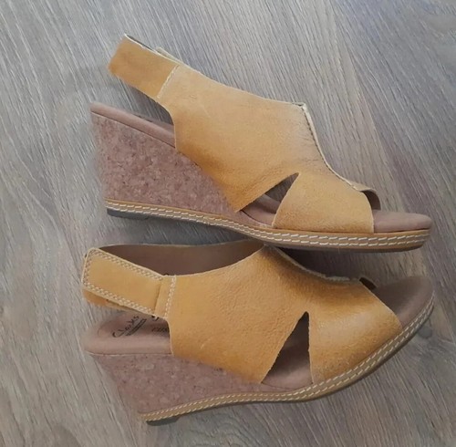 Sandali in pelle zeppa Clarks senape ocra marrone chiaro comfort sughero 4E UK 37 EU NUOVI CON ETICHETTE