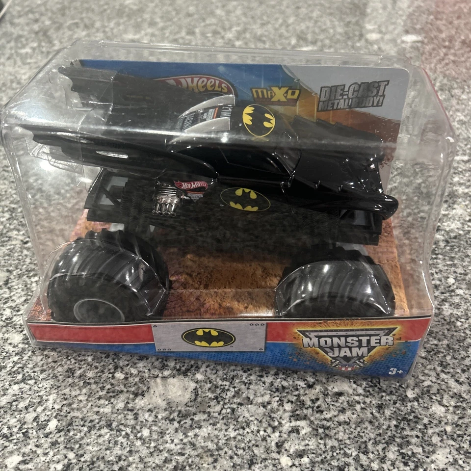Hot Wheels Monster Jam Superman 1:24 Diecast Truck