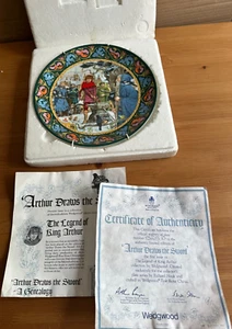 WEDGWOOD 1986 KING ARTHUR 'ARTHUR DRAWS THE SWORD' DECORATIVE LIMITED PLATE - Picture 1 of 5