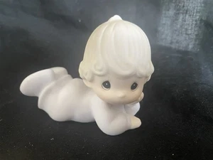 Precious Moments E-2852/F Baby Girl Lying Down Figure 1983 with Box - Picture 1 of 5