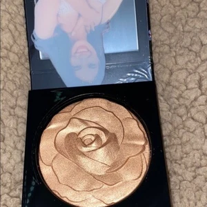 Nuevo con etiquetas resaltador acabado de piel Mac Cosmetics Selena -La Leyenda edición limitada - Imagen 1 de 9
