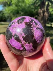 Sfera viola Stichtite (Atlantisite) lucida artigianale 1,5 libbre 3,22" - Foto 1 di 10