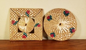 2 remaches tejidos hechos a mano almohadillas calientes flores mimbre paja ratán boho granja - Imagen 1 de 3