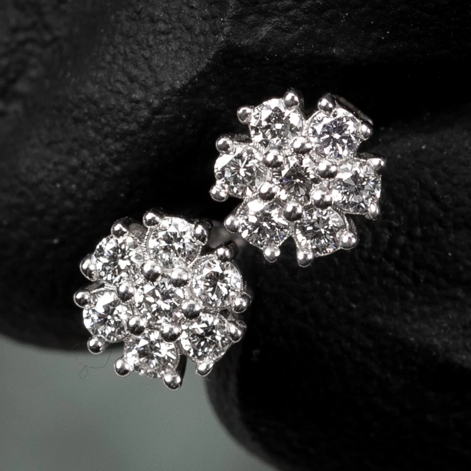 Aretes pequeños de oro blanco de 14 quilates con diamantes naturales de 0,35 quilates con racimo de flores Foto 1 de 4