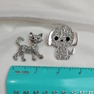 2 Stück Katze Hund Silber Broschen Retro Stil Pins Strass skurril süß NEU - Bild 1 von 5