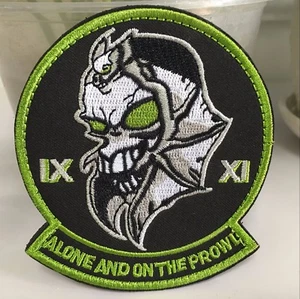 Insignia de parche de gancho bordado ALONE AND ON THE PROWL Black Ops Área 51 USAF - Imagen 1 de 5
