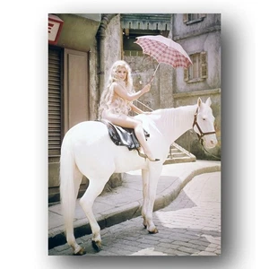Foto vintage de 5x7 de Gina Lollobrigida desnuda a caballo en extraños compañeros de cama 1965 - Imagen 1 de 1