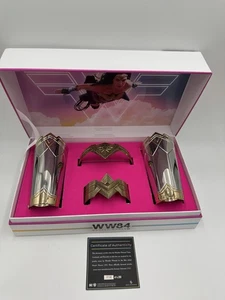 WW84 Wonder Woman Tiara, Gauntlets, & Bracelets Jewelry Replica Box Set - RARE! - Bild 1 von 10