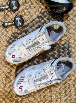 Sapatos de ciclismo femininos Specialized Ember tamanho 39 UE branco/rosa com chuteiras e pedais - Imagem 1 de 3