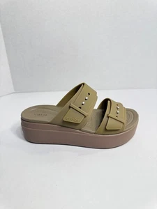0121 Crocs Brooklyn Buckle niedriger Keilabsatz braun – US 6 Damen - Bild 1 von 5