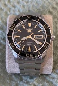 Orologio automatico Seiko 5 Sports SNZH55J1 7S36 Fifty Five Fathoms quadrante nero - Foto 1 di 5