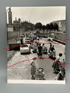FOTO FOTOGRAFIA RADUNO RAGAZZE IN VESPA ANNI 50 MILANO MOTORINO MOTO AUTO ITALY - Imagen 1 de 3