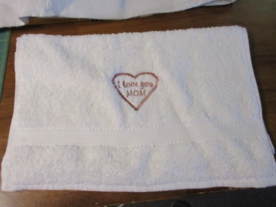 Toalla de mano Linum Home blanca "I Love You Mom" bordada 16" x 29 1/2" Foto 1 de 3