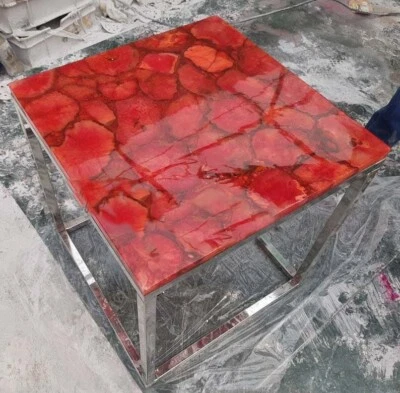 Mesa de comedor de ágata roja - audaz combinación personalizada de piedra y resina Foto 1 de 4