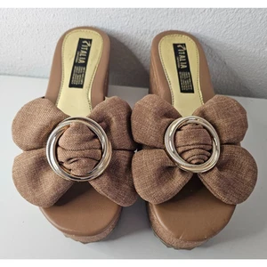Sandalias de cuña Italia para mujer - talla 4, diseño de flores de tela tostada, ligeramente usadas - Imagen 1 de 6