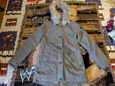 Chaqueta de invierno Hollister para mujer con capucha Heritage Collection gris talla mediana usada en excelente estado Foto 1 de 4