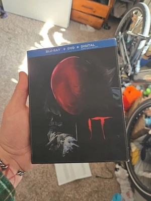 IT BLU RAY / DVD TARGET EXCLUSIVE LENTICULAR COVER POSTCARDS  - Image 1 of 3