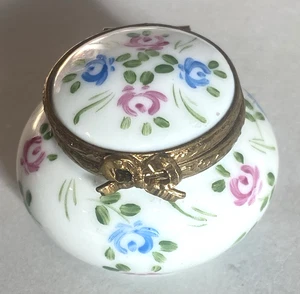 LIMOGES Frankreich PEINT MAIN Schmuckschatulle-SWEET DAINTY ROSE FLORAL Künstler signiert-SCHLEIFE - Bild 1 von 6