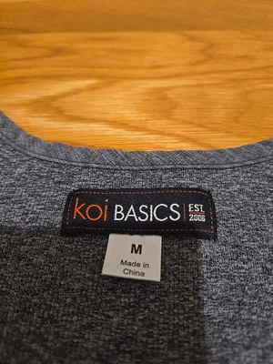 Lote de 2 Blusa Médica Koi By Kathy Peterson Para Mujer Gris Mediano Clásicos Cherokee Cuello en V Foto 1 de 4