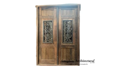 Puerta de castillo con inserciones de hierro forjado. X1238 Foto 1 de 4