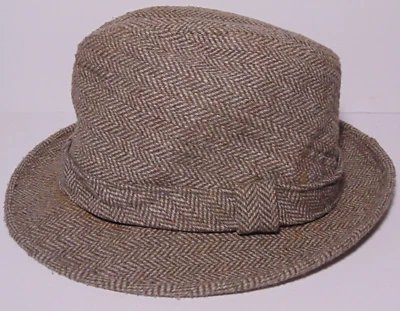 TALLA 7 1/8 57 Sombrero Fedora Vintage Londres Niebla Tweed Espiga Fedora Hecho en EE. UU. Foto 1 de 4