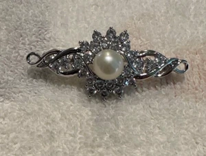 Spilla Strass Tono Argento con Perla al Centro Taglia 1,5"" X,5"" In Gd Con - Foto 1 di 3